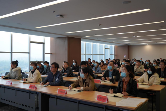10.25（綜合部）市產(chǎn)業(yè)集團舉辦公文寫作專題培訓(xùn)會250.png