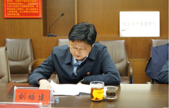 2.17駐馬店市產(chǎn)業(yè)投資集團(tuán)有限公司召開2022年度民主生活會(修改)273.png
